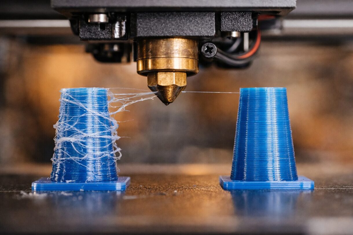 Чистый переезд сопла между башнями Сопло 3D-принтера идет между тестовыми башнями, нитей почти нет