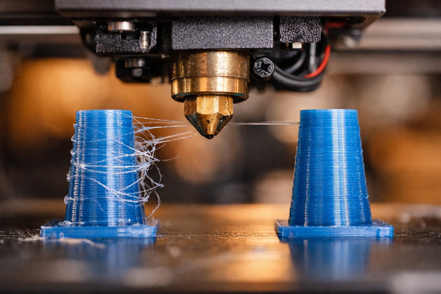 Сопло 3D-принтера идет между тестовыми башнями, нитей почти нет