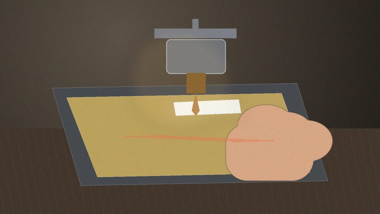 Тест первого слоя на 3D-принтере Закрытый 3D-принтер печатает тест первого слоя на чистой PEI-пластине