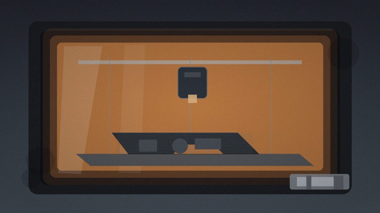 Закрытый принтер в мастерской Закрытый 3D-принтер в мастерской печатает крупную функциональную деталь из технического пластика